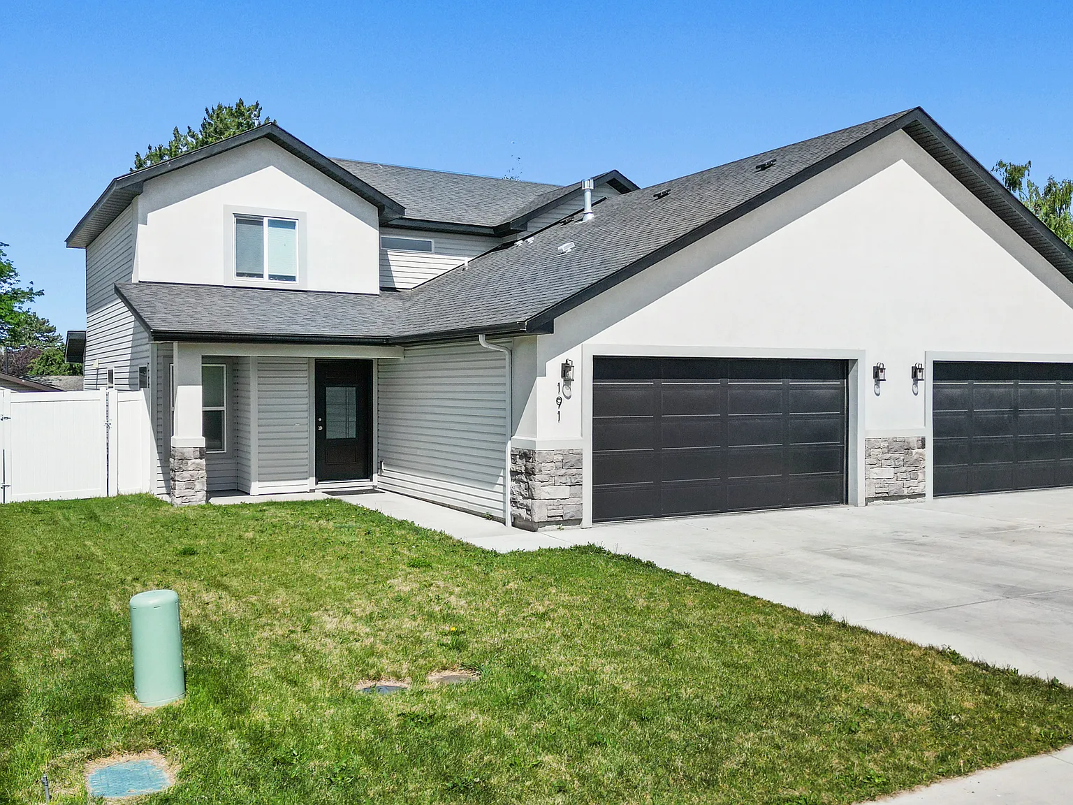 4 bed, 2.5 bath, 1722 sqft, $1,900 — Photo 1