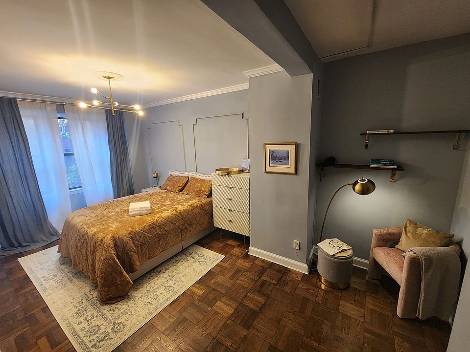Over-sized bedroom w/ reading nook!