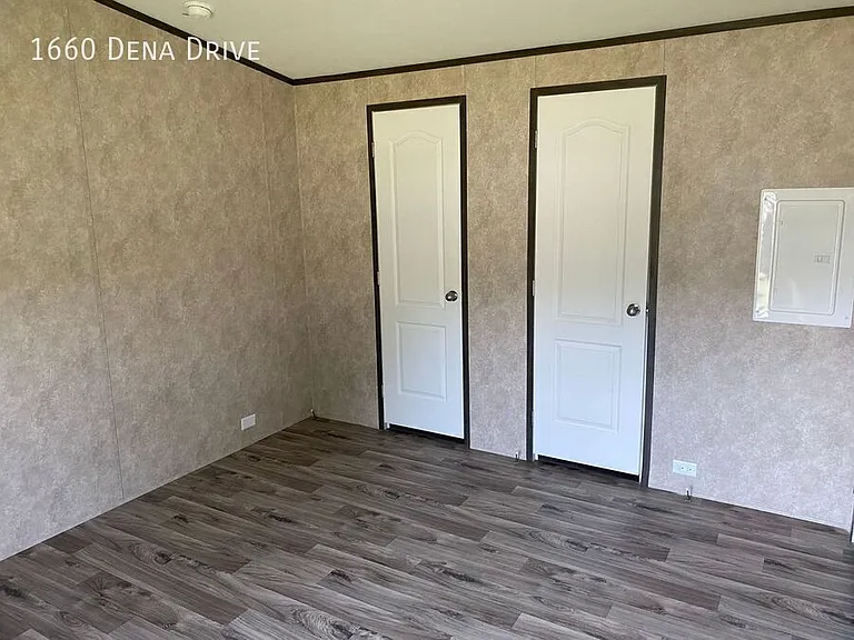 1660 Dena Dr — Photo 2