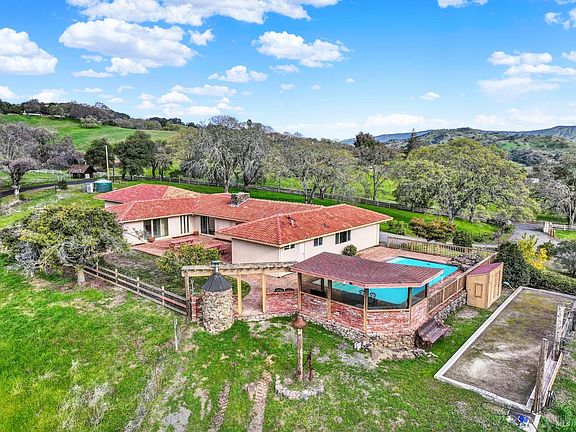 2nd image of 2162 Twin Sisters Road