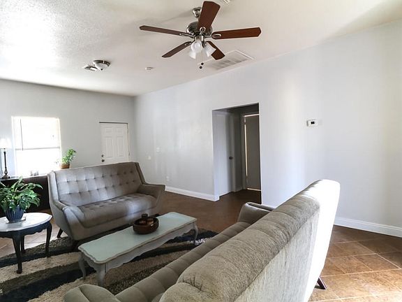 Living room1 1428 E Pierce St