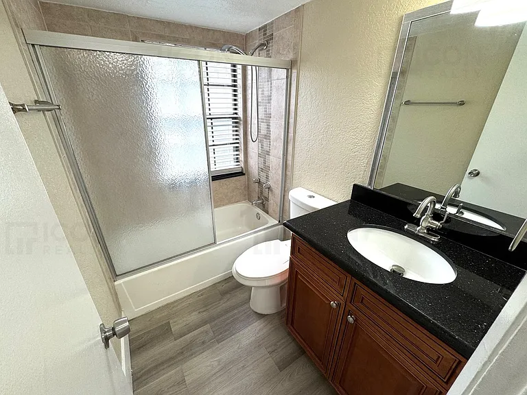 2626 Riverside Dr — Photo 8