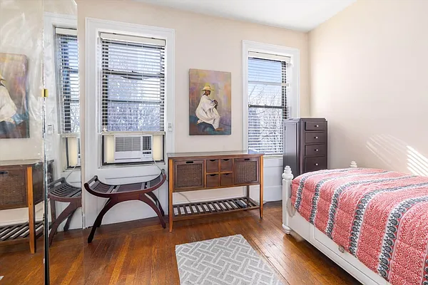 Sold by Bizzarro Agency | media 3