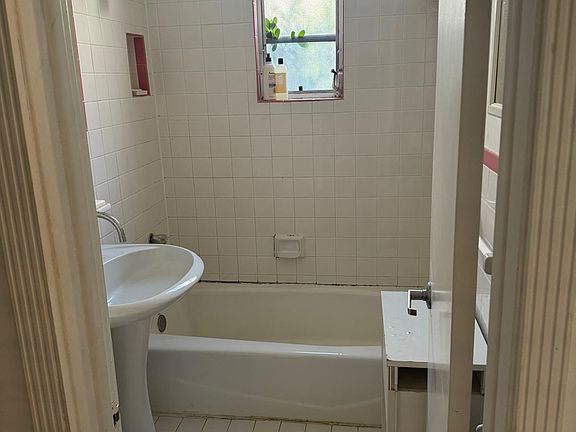 5th image of 610 8th St #106