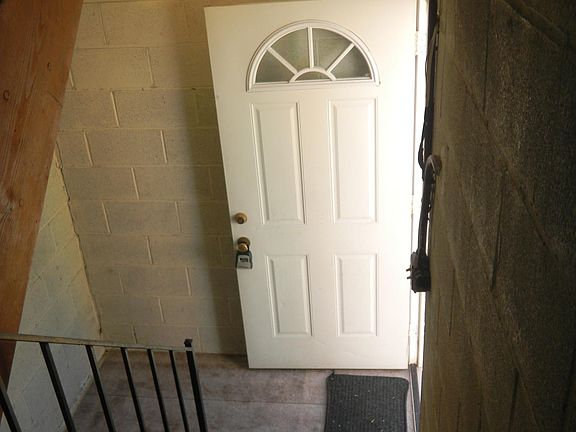 Private Main Entrance to 3rd floor Apartment