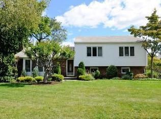 28 Harwood Dr, Glen Cove, NY 11542
