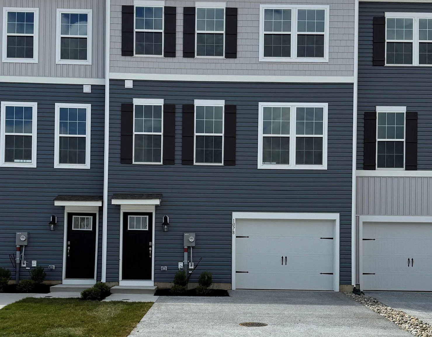 3 bed, 2.5 bath, 2208 sqft, $3,100 — Photo 1