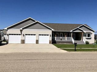 1405 27th St NW, Minot, ND 58703