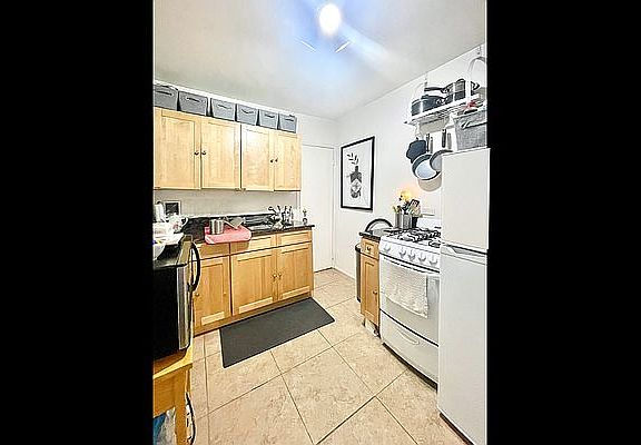 4th image of 416 W 47th St APT 1B