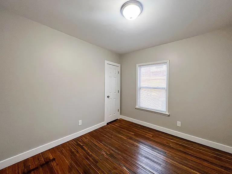 154-156 Leighton Ave — Photo 6