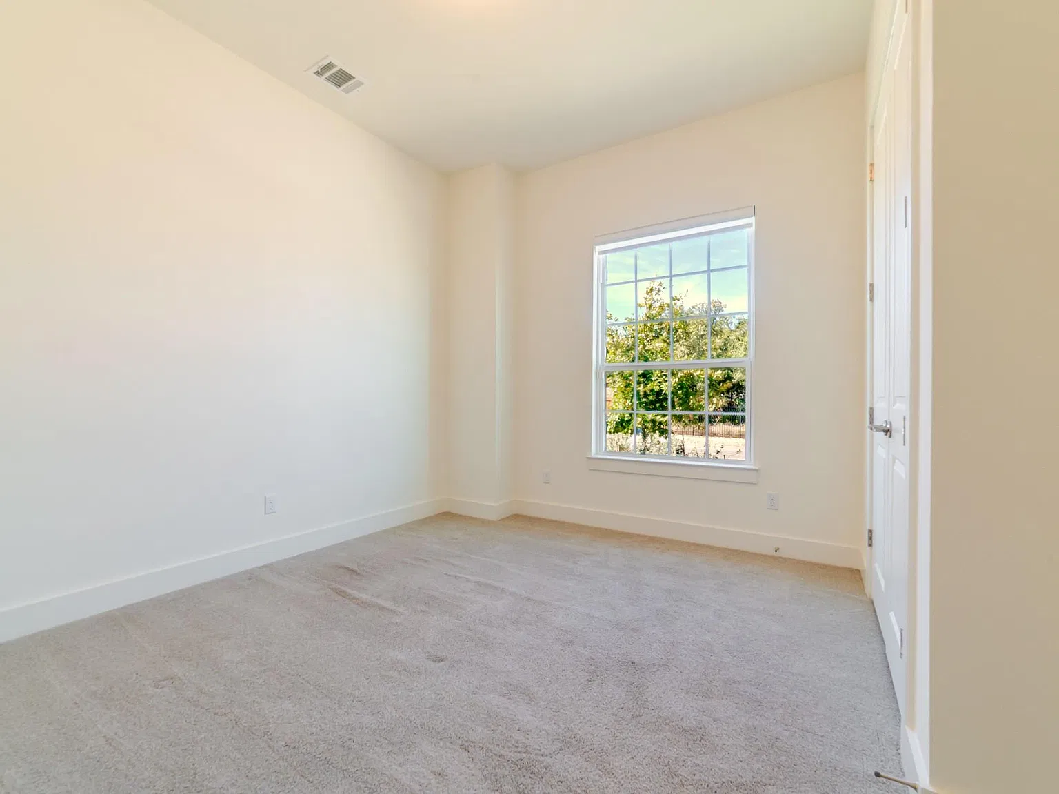 4 bed, 3.0 bath, 3245 sqft, $3,500 — Photo 4