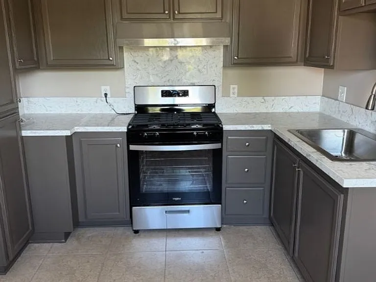 405 S Kroeger St — Photo 8