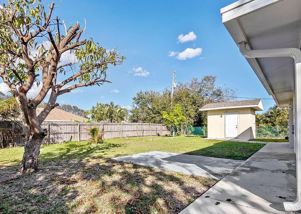 1st image of 629 SW Lakehurst Drive