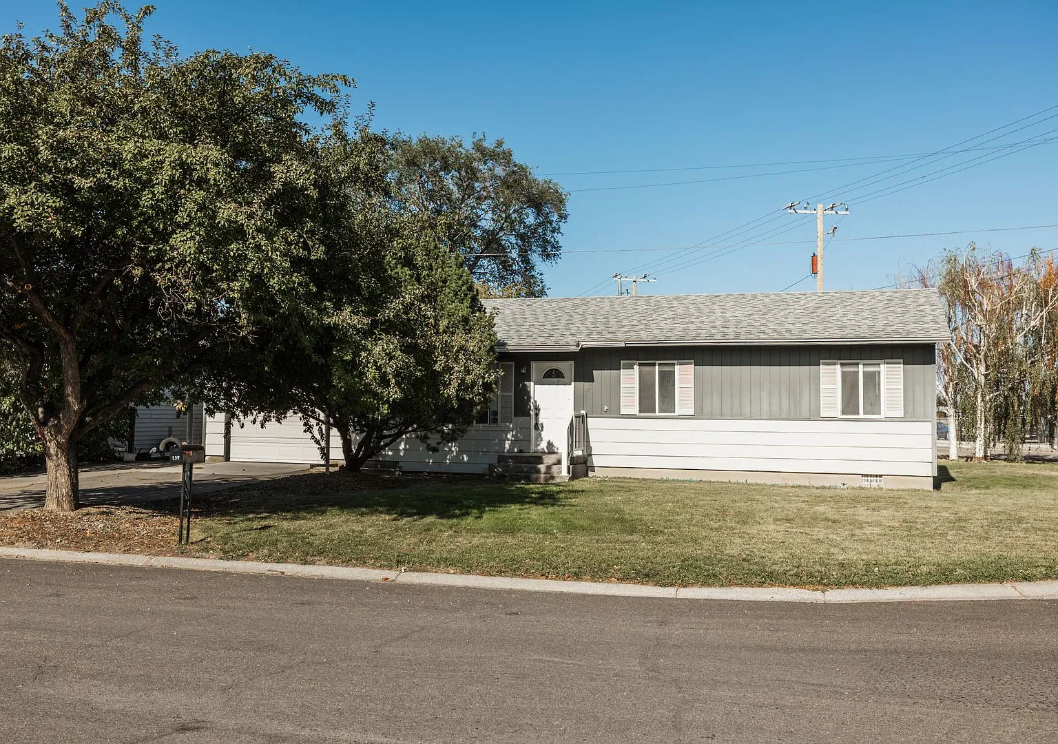 Darling Home In Sugar City - 3 Bed 1 Bath With A Garage — Photo 1
