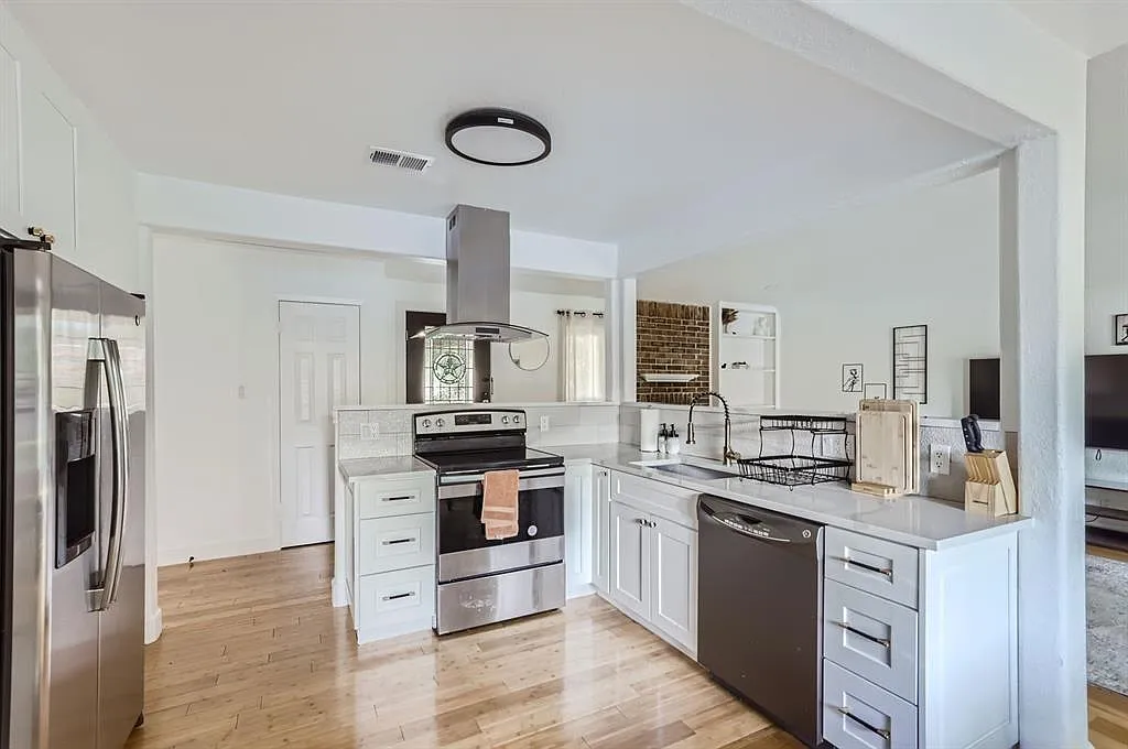 3 bed, 2.0 bath, 1481 sqft, $3,200 — Photo 2