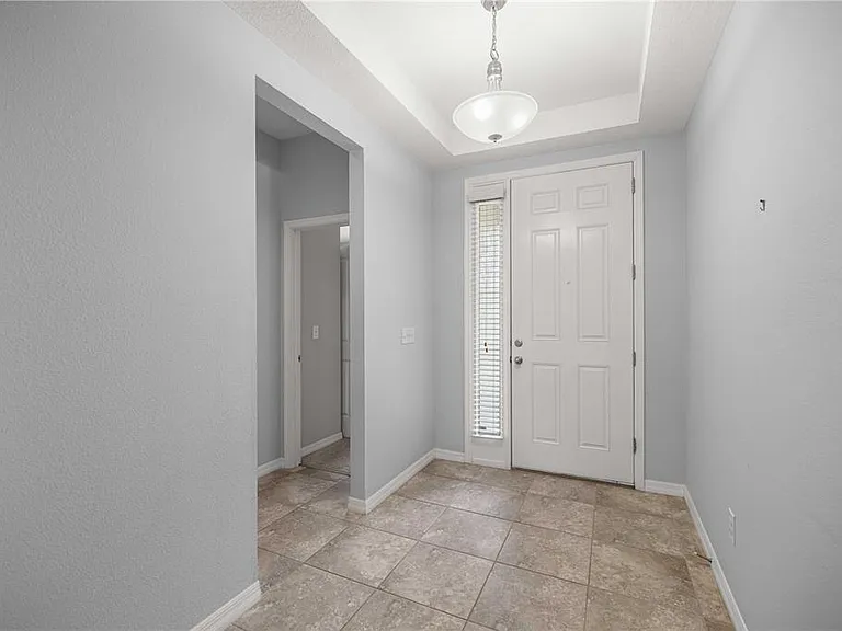 5649 SW 50th Ave — Photo 4