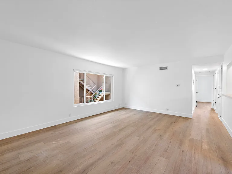 402 Corto Ln — Photo 2
