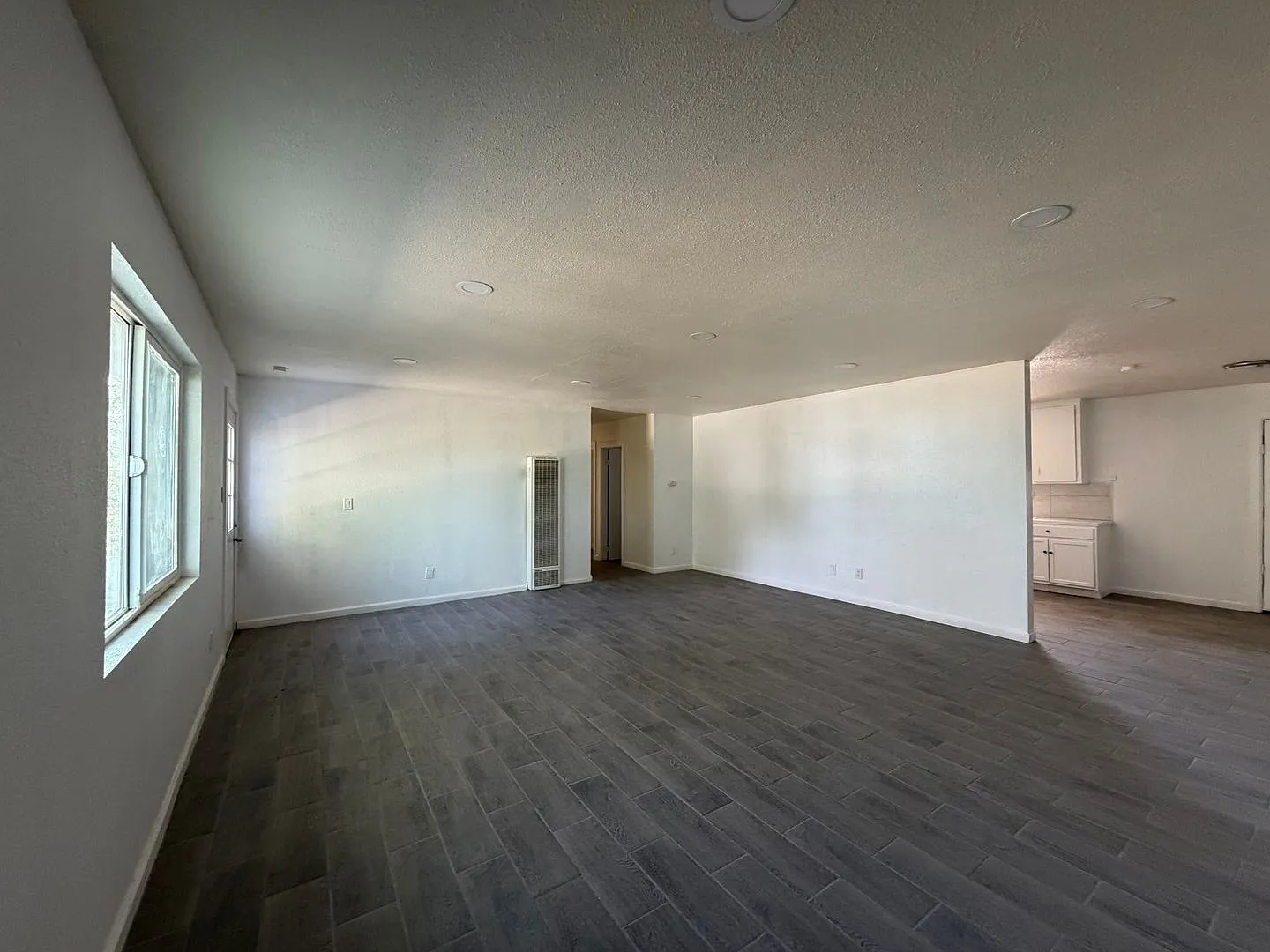 3 Bedroom 2 Bathroom House Located in Grandview — Photo 4