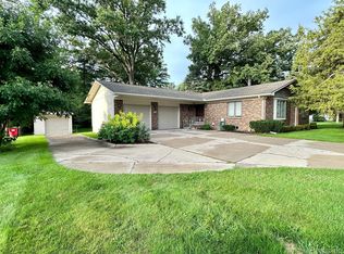 26333 Coleridge St, Harrison Township, MI