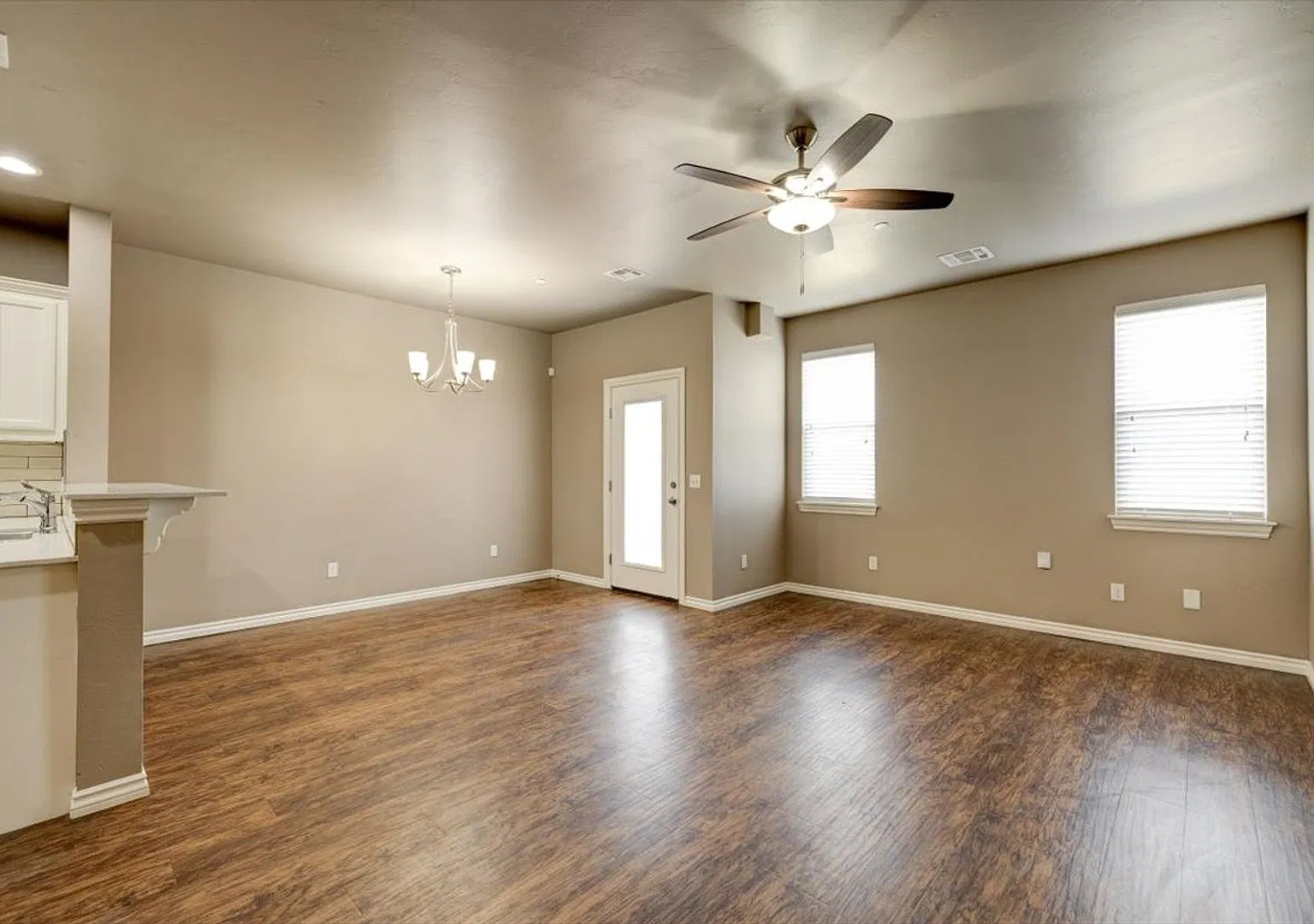 Storm Shelter Included 3 Bed 2 Bath 1 Car Garage Townhome in Moore — Photo 4