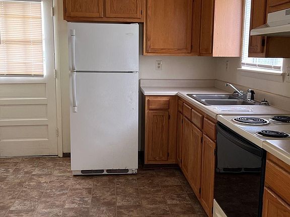 3rd image of 105 Royal Dr