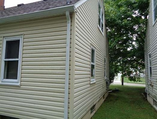 4th image of 718 Thoreau Ave