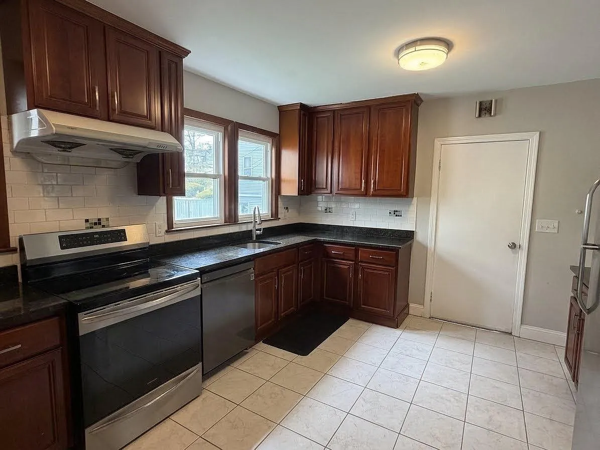 3 bed, 1400 sqft, $3,300 — Photo 4