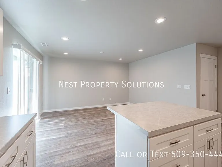 651 Hargraves Ave NE #B — Photo 12