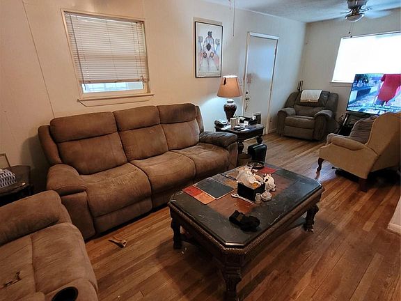 3rd image of 802 Glenmore Dr
