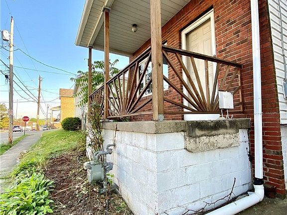 2nd image of 905 Crest Ave