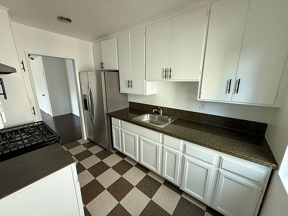 3rd image of 1000 Havenhurst Dr #4