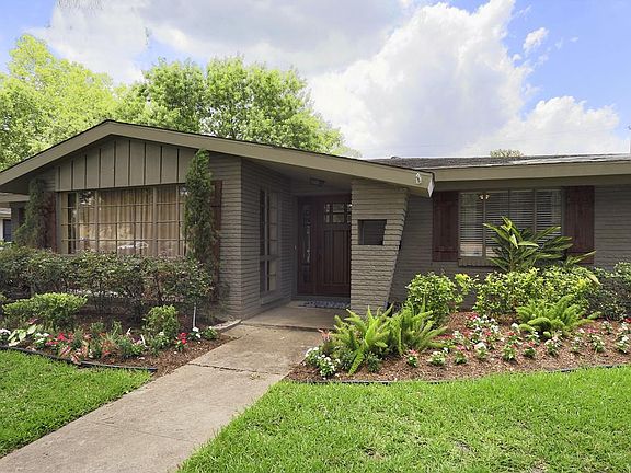 Soft contemporary exterior. Inviting front yard, formal beds, mature trees, shrubs & plants. Electro