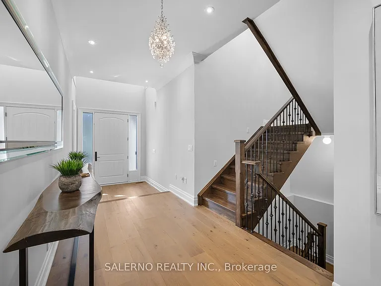 11 Compton Cres — Photo 7