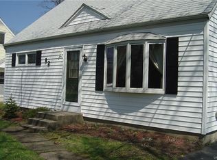 82 Iroquois Dr, Orchard Park, NY 14127