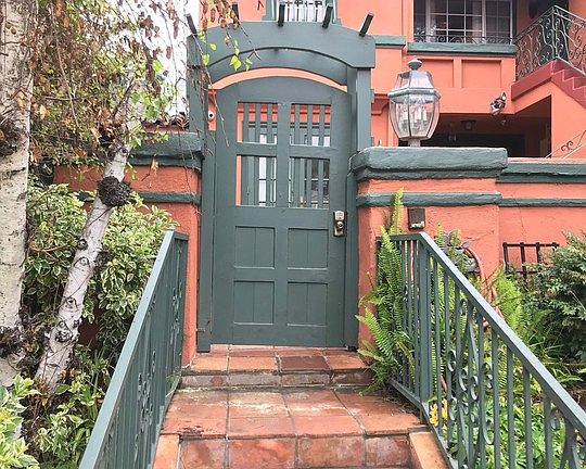 3rd image of 426 S Doheny Dr