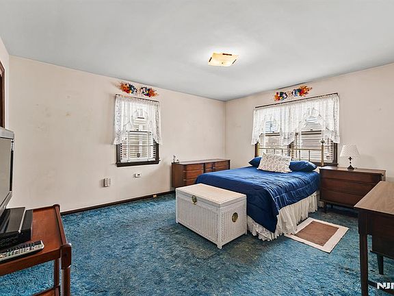 5th image of 68 Kipp Pl