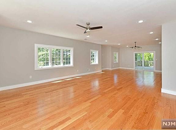 4th image of 127 Prospect St