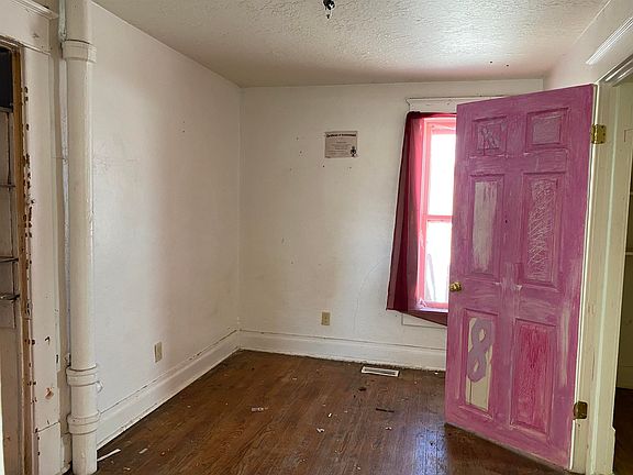 5th image of 905 W 11th St