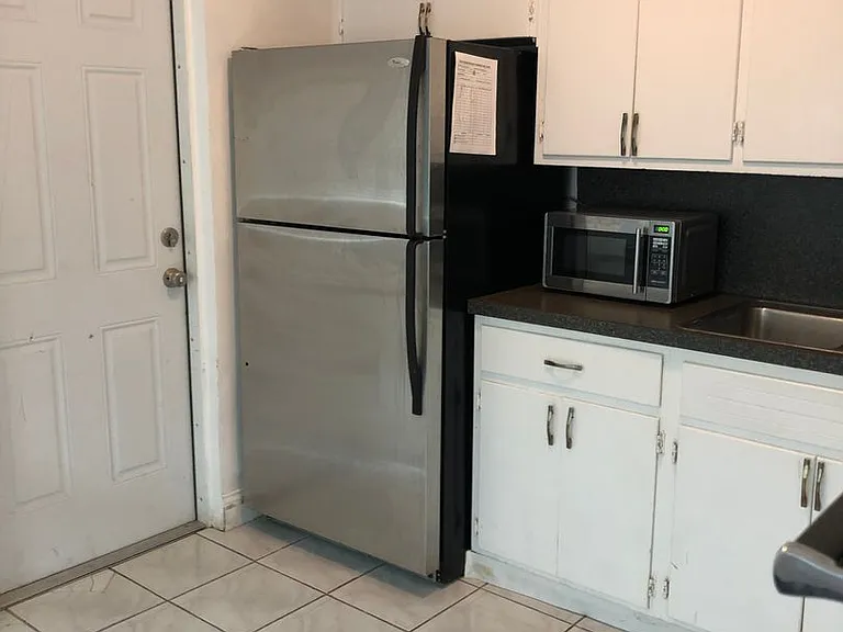 2205 SE 7th St — Photo 3