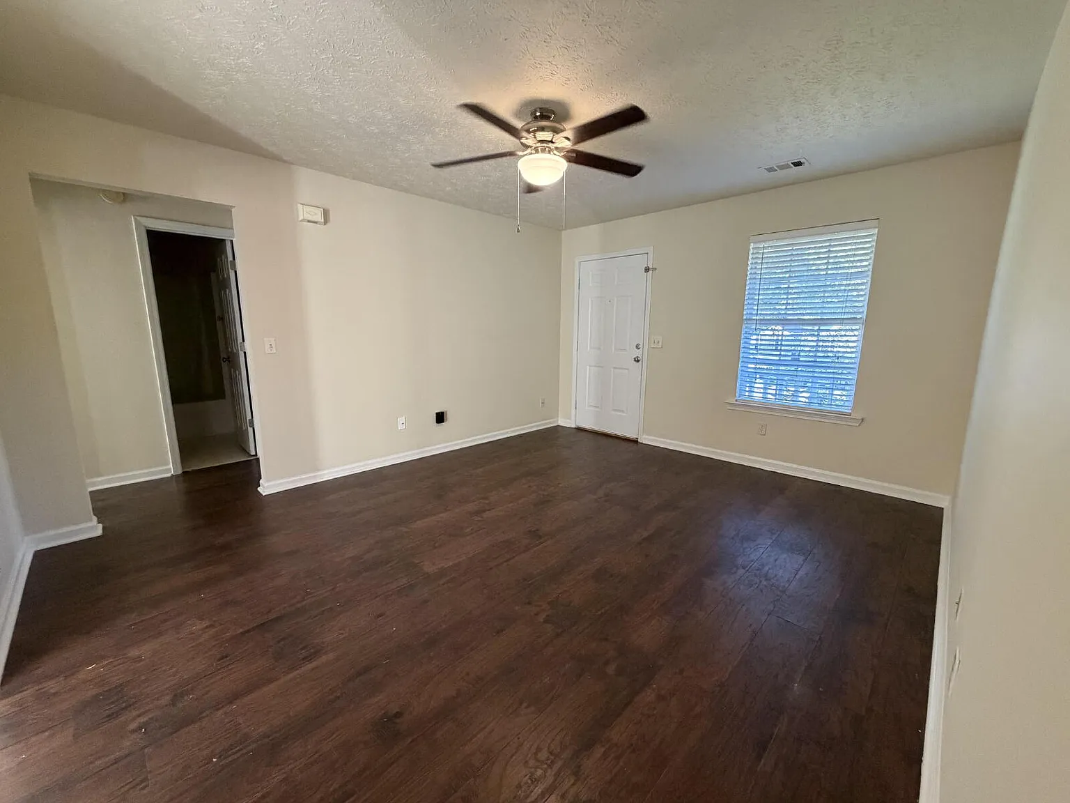 3 bed, 2.0 bath, 1196 sqft, $1,540 — Photo 4