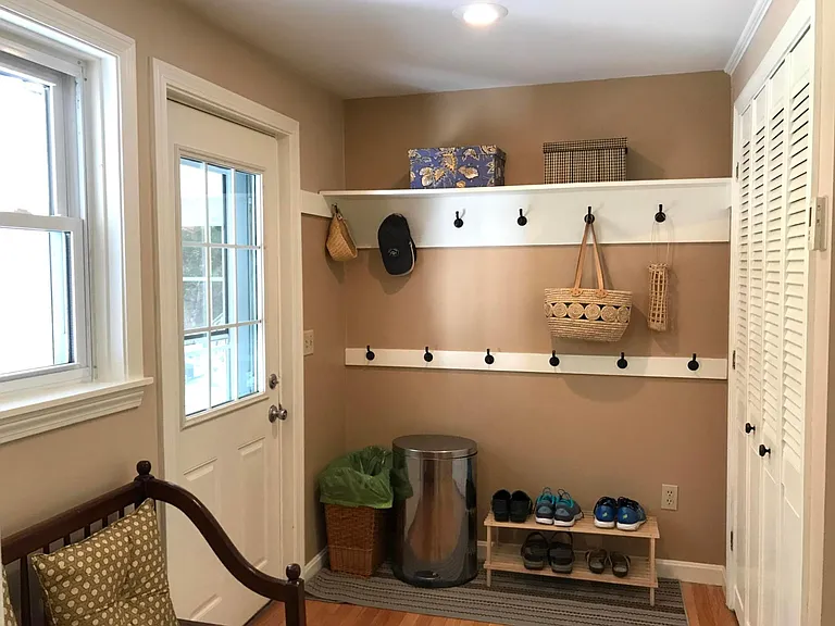 402 W Elm St — Photo 5