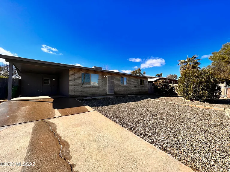 15925 N Capstan Ave — Photo 2