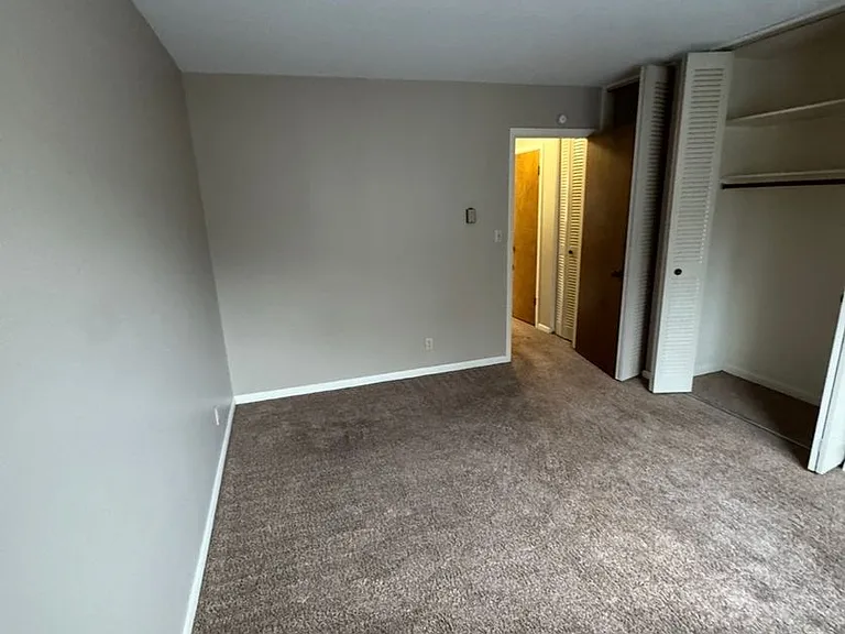2330 Northwestern Ave — Photo 7