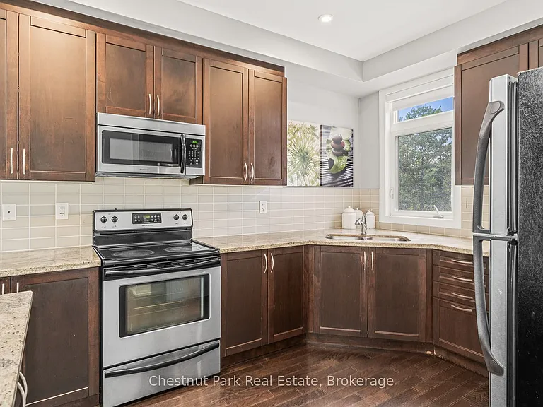65 Rockmount Cres — Photo 5