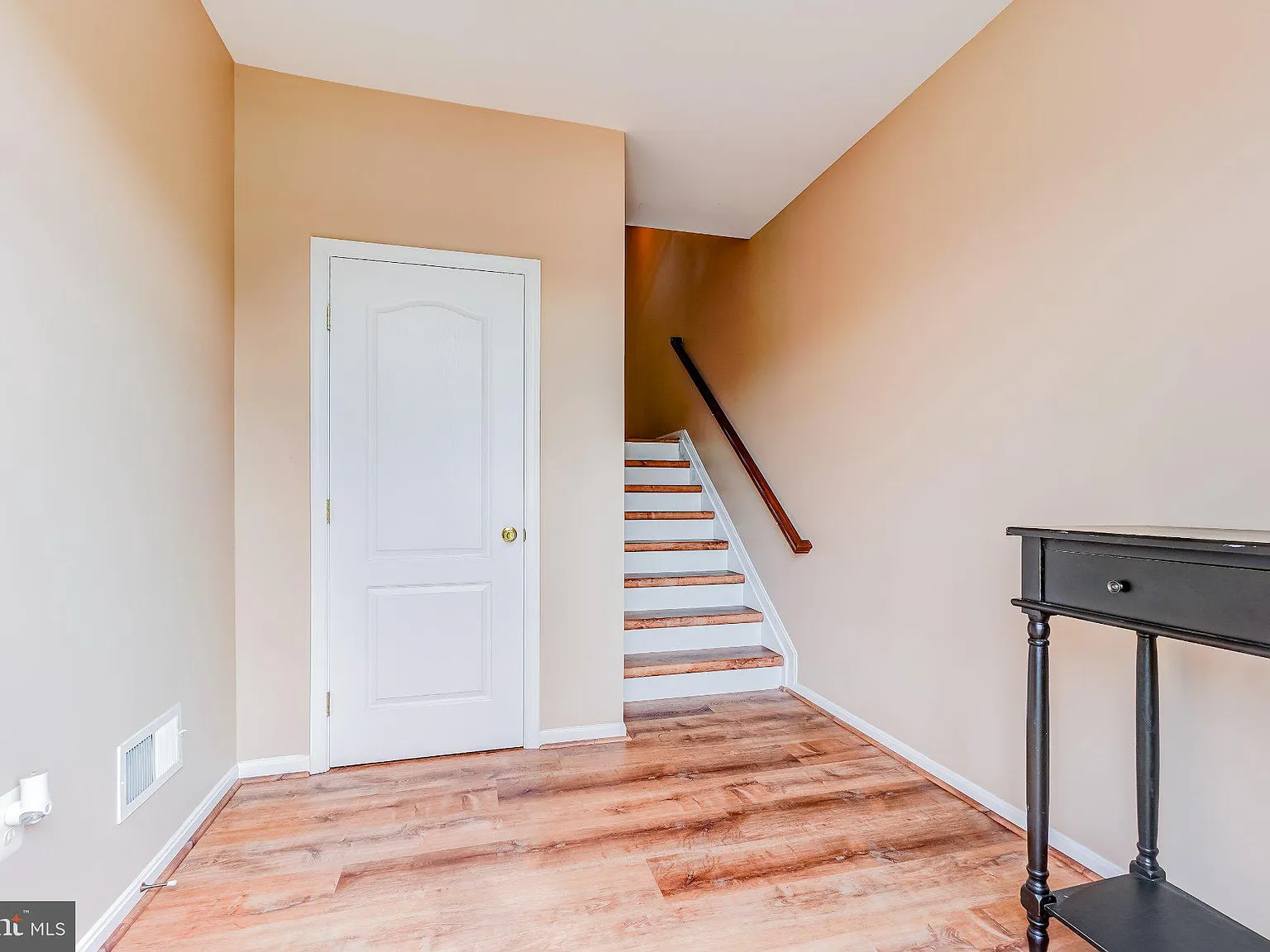 3 bed, 3.5 bath, 2640 sqft, $3,200 — Photo 2