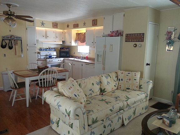 Eat- in kitchen