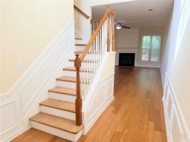 2380 Fairlie Dr — Photo 2
