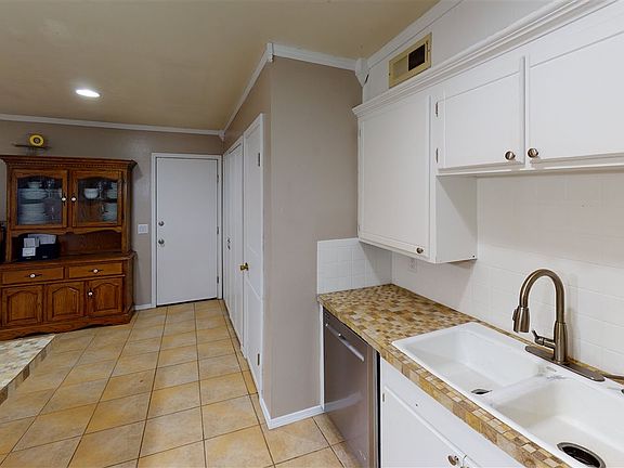 3rd image of 106 S Timberline Dr