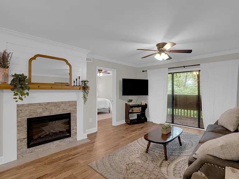 323 Edgewater Ln — Photo 8