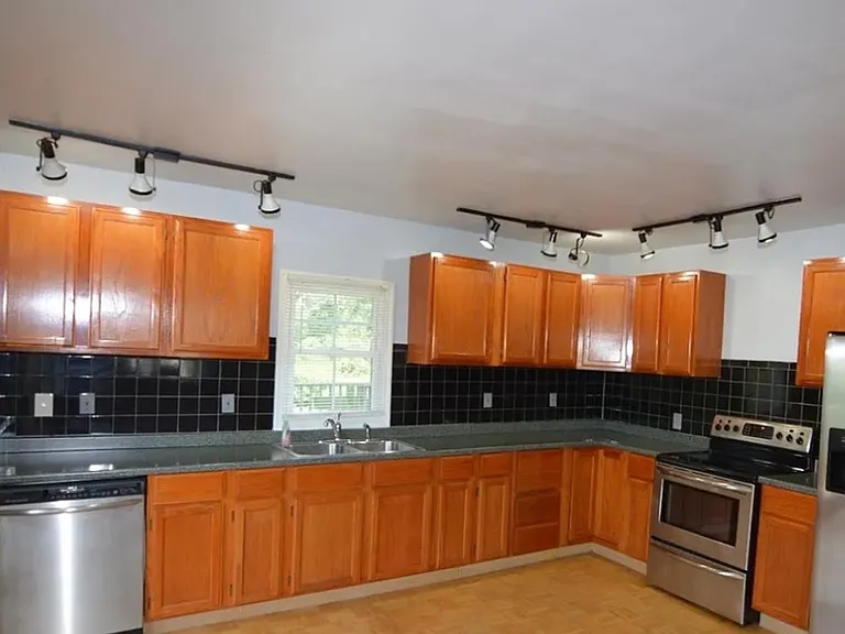 1460 Greendale Rd — Photo 9